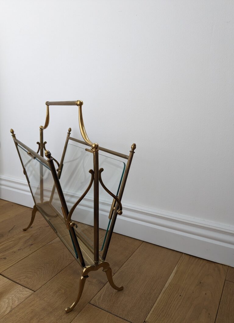 Porte revues en laiton et verre  Largeur 46 cm - Hauteur 50